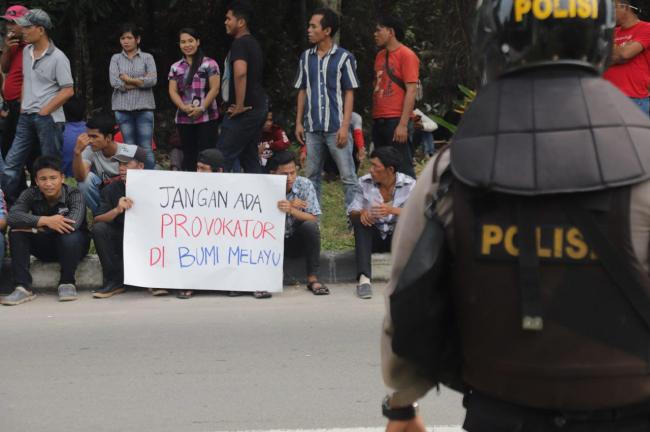Video:  Massa Tolak Ratna Sarumpaet di Bandara Hang Nadim Batam
