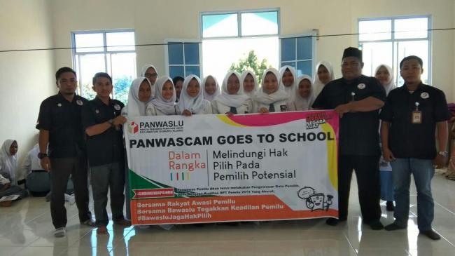Panwascam Gunung Kijang Goes to School Data Pemilih Potensial di Bintan