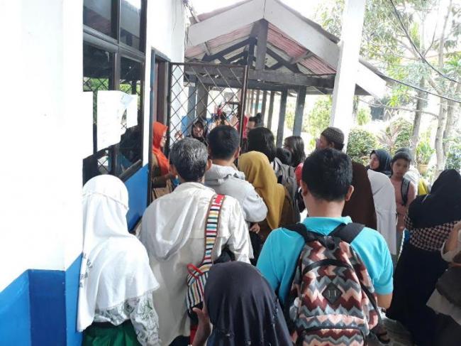 Pendaftaran Siswa Baru, Ortu Murid Antre Berjam-jam di SMP 6 Bengkong