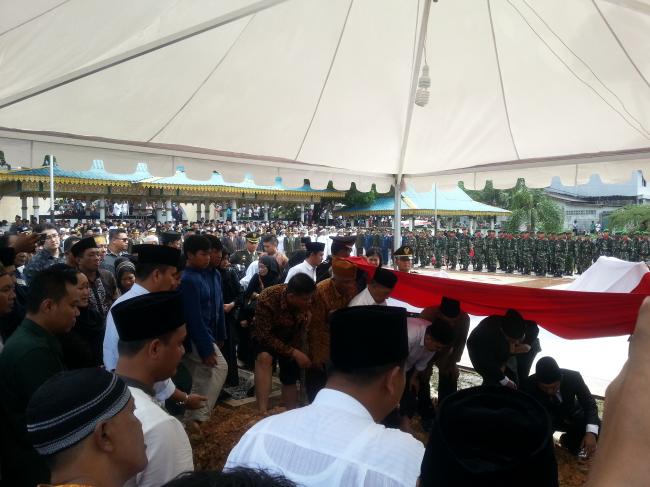 Mendagri Tjahjo Pimpin Upacara Pemakaman HM Sani