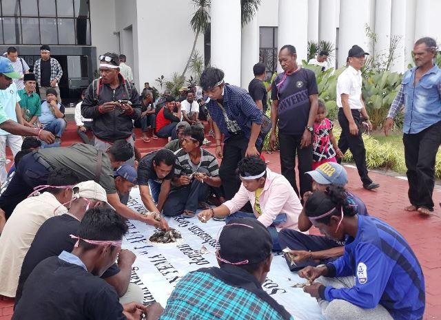 Bakar Ikan di Kantor Gubernur Cara Nelayan Kepri Protes Reklamasi