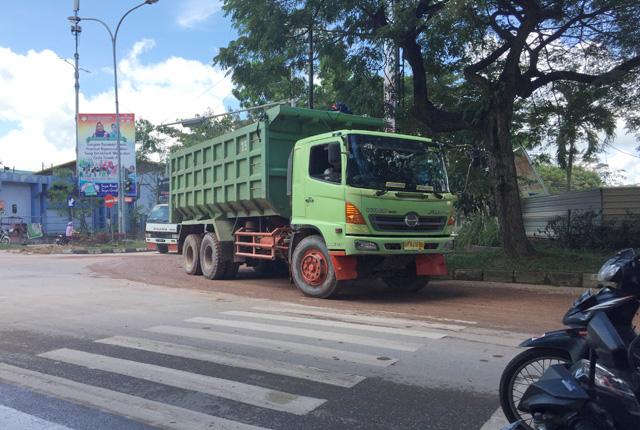 Truk Tanah di Batam Centre Makin Menganggu, Jalanan Licin dan Berdebu  