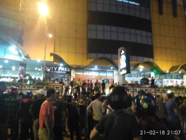 Driver Pangkalan Nyaris Bentrok dengan Driver Online di BCS Mall
