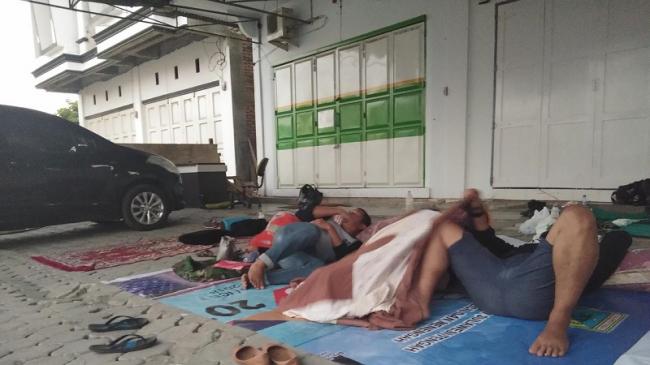 Takut Penjarahan, Warga Palu Pilih Tidur di Teras Rumah