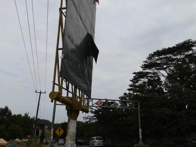 Hati-hati, Dua Papan Reklame Ini Ancam Keselamatan Pengendara