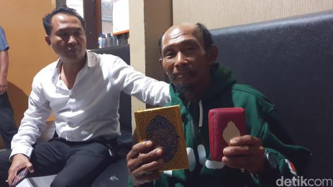 Pria "Tuhan" Duduki Alquran, MUI: Obati Kalau Sakit Jiwa