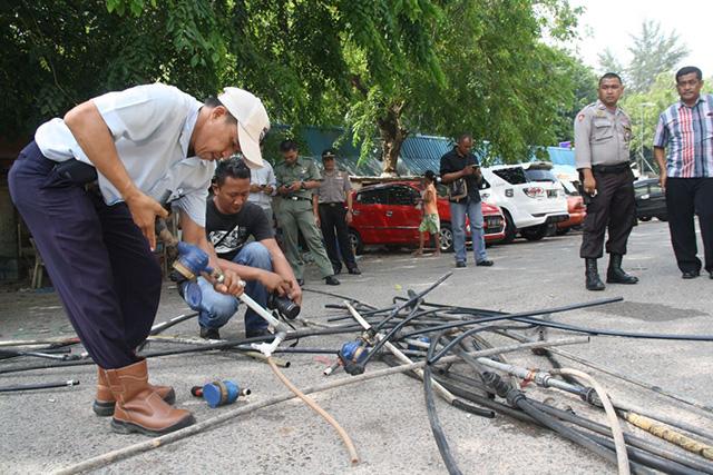 Sambungan Ilegal di Kios Depan RSBK Ternyata Dilengkapi Meteran Air