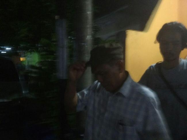 Kena OTT, Ketua Komite SMP 10 Batam Baharudin Tidur di Kantor Polisi 