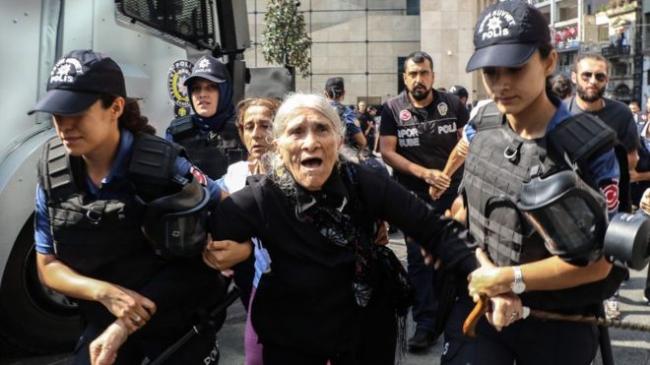 Polisi Turki Bubarkan Demo Para Nenek Pakai Gas Air Mata