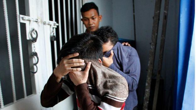 Pertama Kali Pasangan Gay Dihukum Cambuk di Aceh