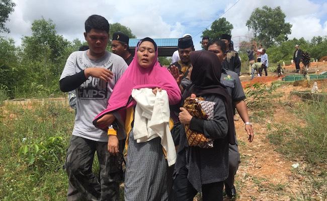Air Mata Pelayat Tumpah di Perkuburan Rona si Anak Cerdas