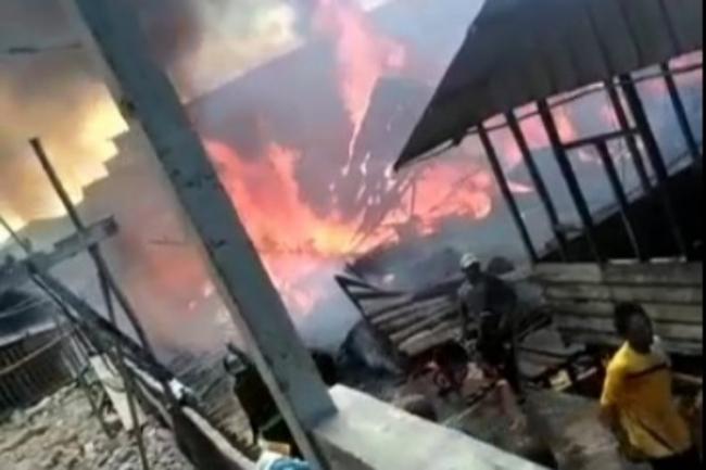 Dua Unit Rumah Warga Tanjung Pelanduk Karimun Hangus Dilalap Api