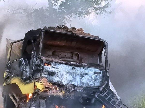 Polisi Evakuasi Pemotor Tewas Terpanggang Usai Tabrak Truk
