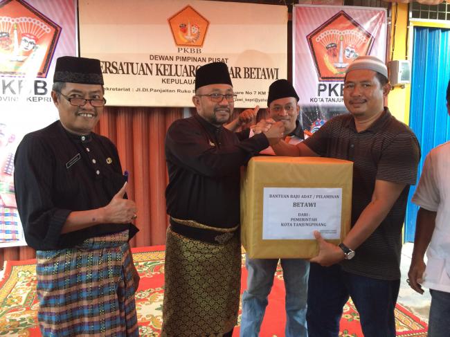 Lis Darmansyah Beri Bantuan Baju Adat Paguyuban Betawi