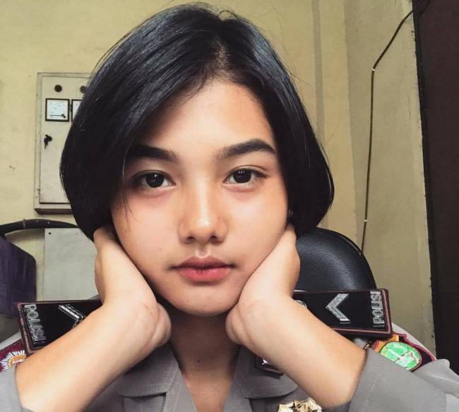 Video: Suara Emas Polwan Cantik yang Bikin Pria Gagal Fokus
