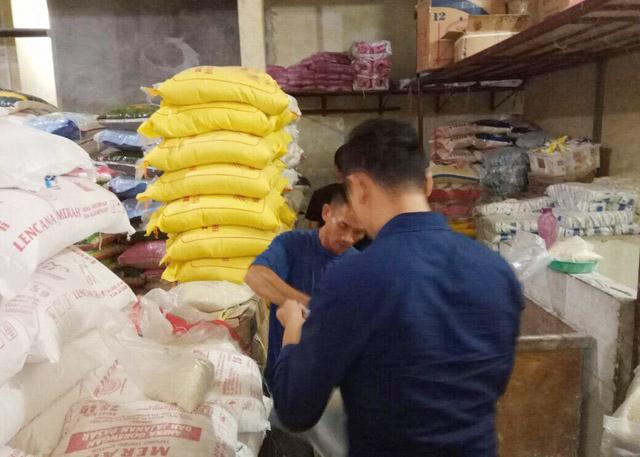 [BREAKING NEWS] Polisi Gerebek Gudang Pengoplosan Beras di Tanjungpinang