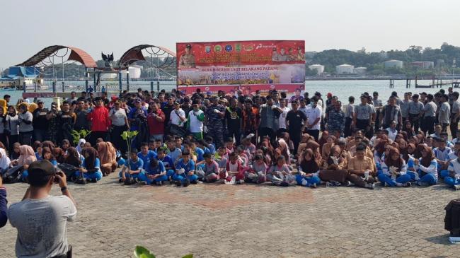 Ratusan Relawan Goro Bersihkan Pantai dan Laut Belakang Padang