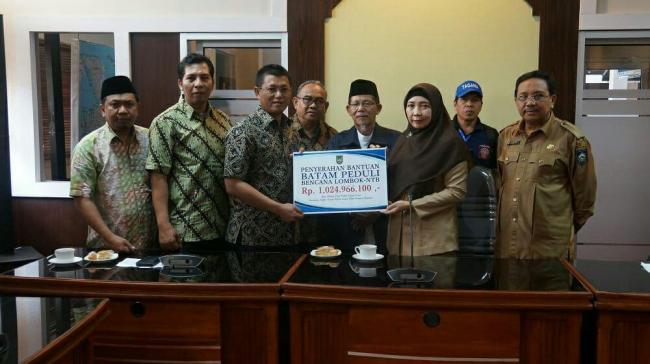 Pemko Batam Serahkan Bantuan Gempa Lombok Rp1,02 M