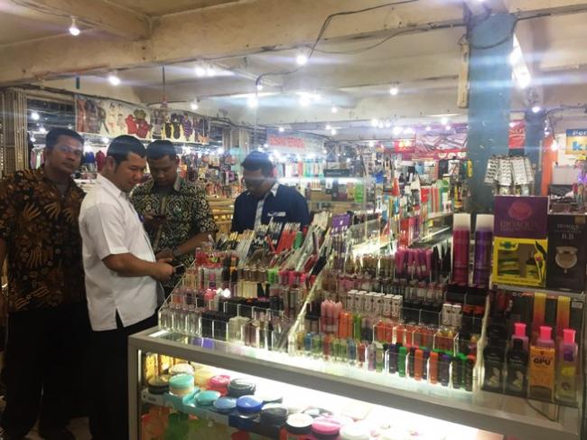  Pedagang Kabur Saat Tim Terpadu Sidak Kosmetik Ilegal di Tos 3000