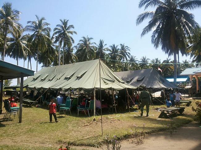 Latihan Tempur, TNI AD Ungsikan Warga ke Barak