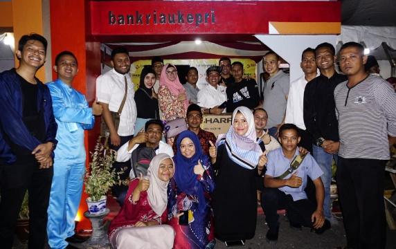 Bagikan Door Prize di Malam Puncak HUT Lingga, Warga: Terimakasih Bank Riau Kepri
