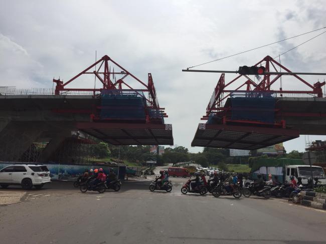 Simpang Jam Belum Ditutup, Satu Jalur Jembatan Fly Over Hampir Tersambung