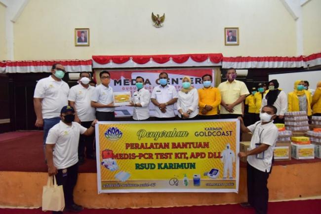 Johanes Kennedy Beri APD untuk Tenaga Kesehatan di Karimun