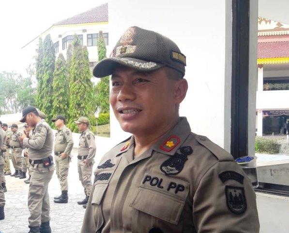 Satpol PP Datangi Kantor BP Batam Minta Spanduk Tolak Ex Officio Diturunkan