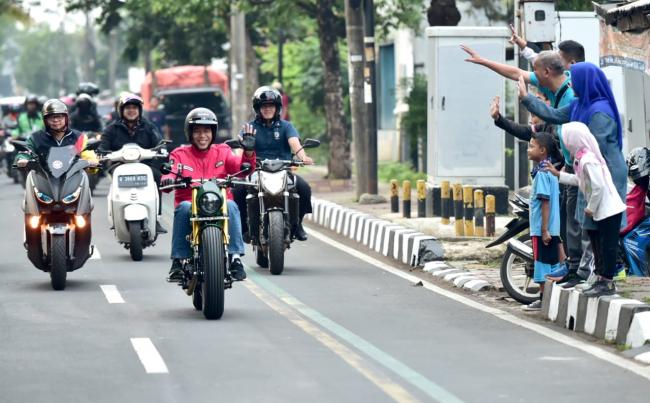 Naik Motor, Presiden Jokowi Blusukan ke Pasar Anyar di Tangerang