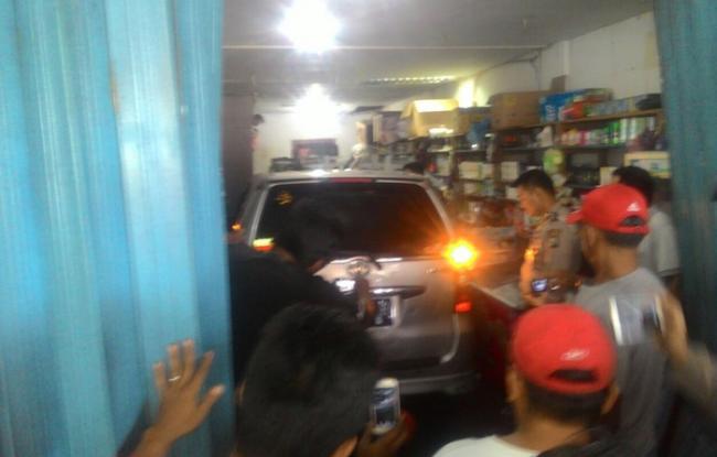 Diduga Sakit Kepala, Pengemudi Avanza Terobos Ruko Milik Ameng