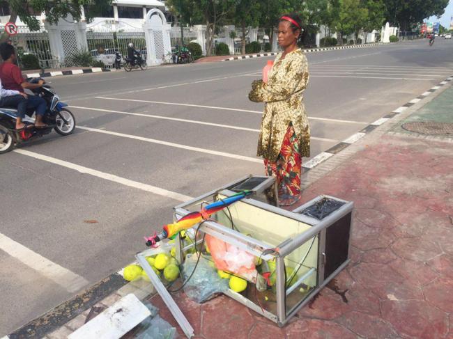 Apes, Dagangan Latib Berserak Diseruduk Pemotor Lain di Batam Centre