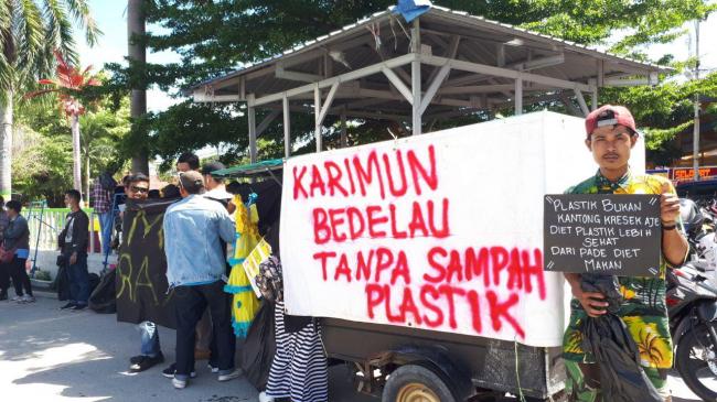 Pemuda Lintas Komunitas di Karimun Sisir Sampah Sepanjang Coastal Area