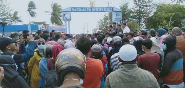Tolak Evakuasi Wuhan, Gelombang Massa di Ranai Blokir Gerbang Bandara