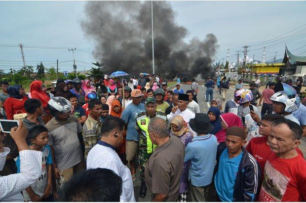 Sengketa Lahan, Ribuan Warga Blokade Jalan By Pass Padang