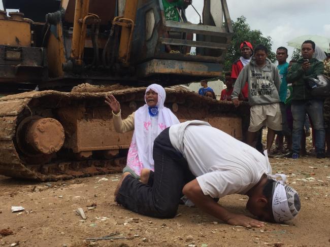 Foto: Warga Tanjunguma Shalat di Bawah Alat Berat Saat Penggusuran