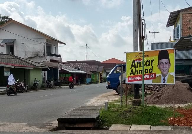 Panwaslu Tak Berani Turunkan Spanduk Ansar Ahmad