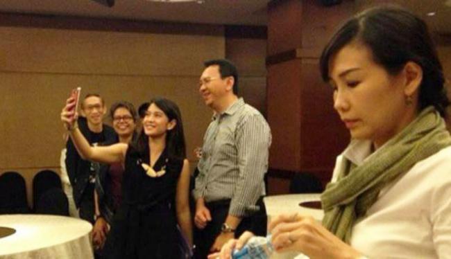 Ahok Selfie Bareng Dian Sastro, Tampang Veronica Tan Bete