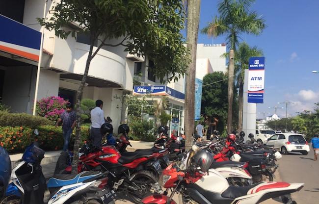 Nasabah Antre di BRI Kantor Cabang Batam Centre