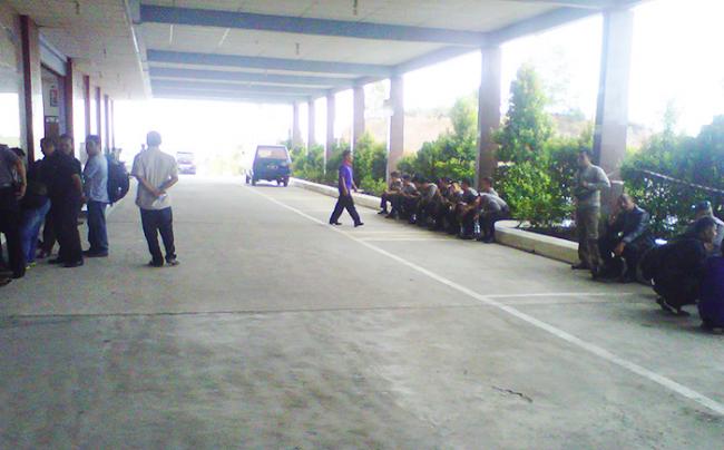 Paksa Masuk Kampus, Mahasiswa UPB Dorong-dorongan dengan Polisi