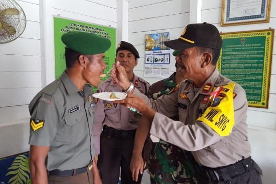 Kapolsek Senayang Suapkan Kue Ultah ke Anggota TNI