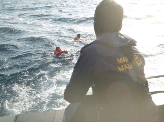 Ajaib, Ayah-Anak Selamat setelah Terombang-ambing di Laut Selama 24 Jam