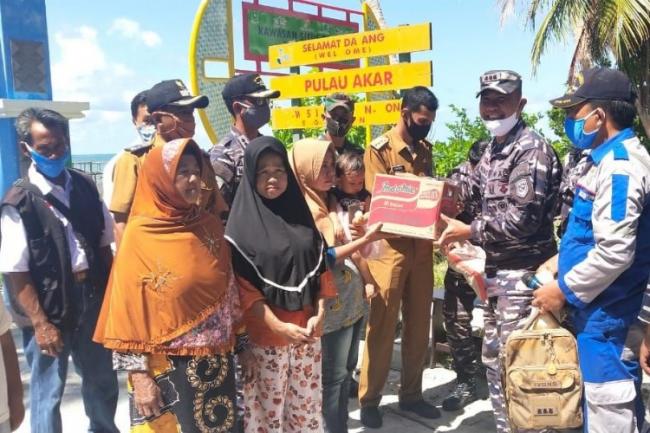 TNI AL Berikan Bantuan Sembako Untuk Warga Pesisir Natuna