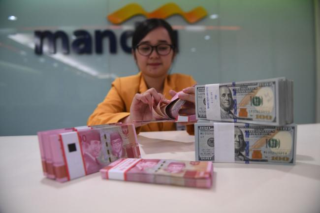 Dolar AS Mulai Dekati Rp 14.000