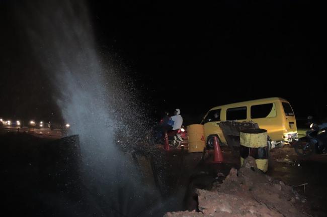 Pengendara Kaget Semburan Air Setinggi 5 Meter Dari Pipa ATB