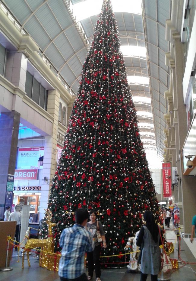 Pohon Natal Tertinggi di Batam ini Bahannya Didatangkan dari Hongkong