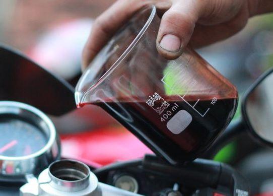 Mengapa Oli Samping Berbau Wangi? Ternyata Ini Asalnya