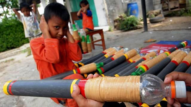 Main Meriam Berbahan Spritus, Wajah Bocah Ini Terbakar