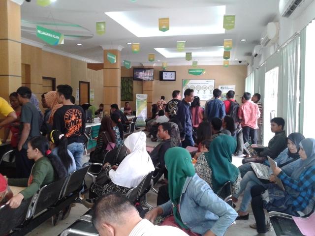 Ratusan Warga Geruduk Kantor BPJS Ketenagakerjaan Cairkan Klaim JHT