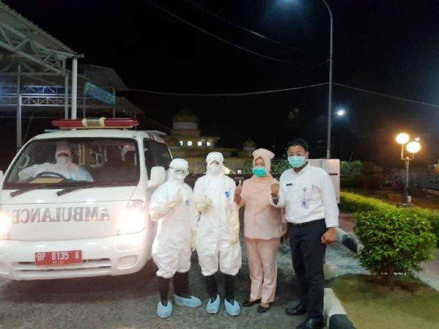 Pagi-pagi, Tim Medis Berbaju Khusus Jemput PDP Corona di Tanjungpinang