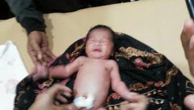 Tengah Malam, Bayi Cantik Ini Dibuang Orangtuanya